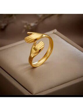 Retro Hand Hug Gold Ring
